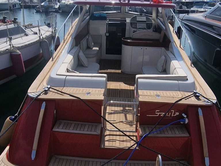 Bareboat Rental Motorboat Gagliotta with a boat licence