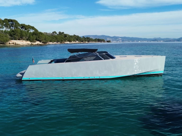 Bareboat Rental Motorboat VanDutch with a boat licence