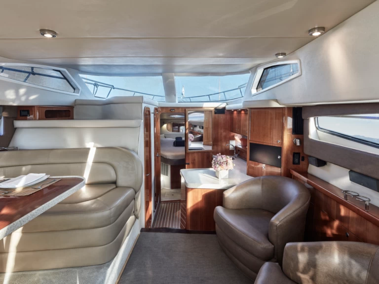 Boat rental Régal Commodore 4260 in Lávrio on Samboat