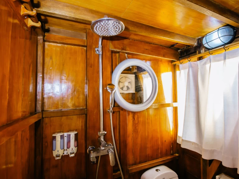 Yacht charter Labuan Bajo cheap Phinisi Boat