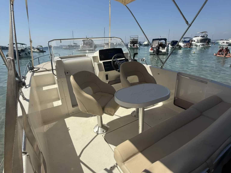 Motorboat for rent Gapeau at the best price