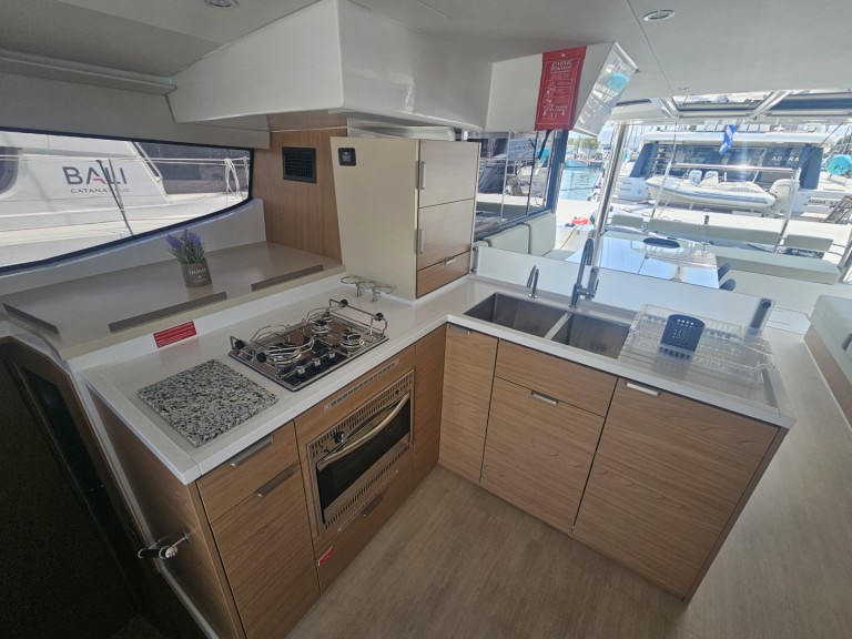 Boat rental Bali Bali 4.8 (6+1 cab) in Alimos on Samboat