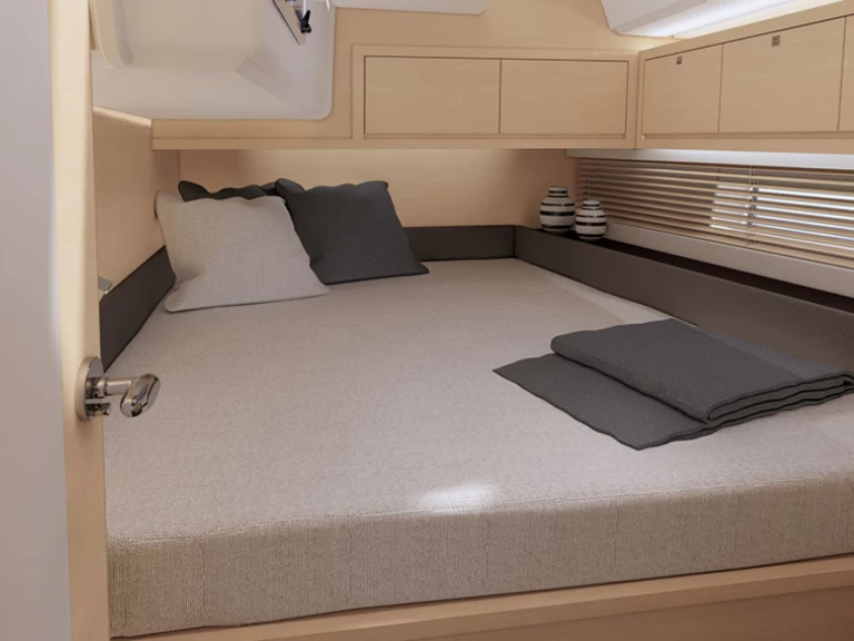 Sailboat for rent Lávrio at the best price