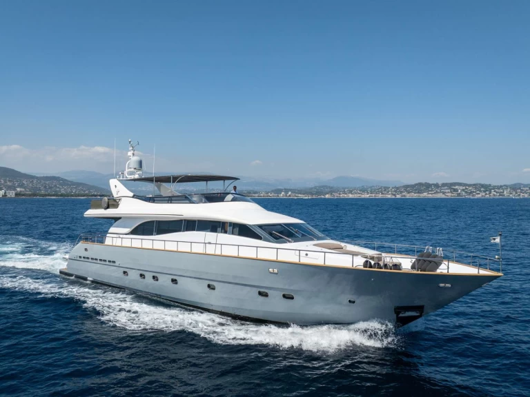 Bareboat Rental Luxury Yacht Leopard with a boat licence