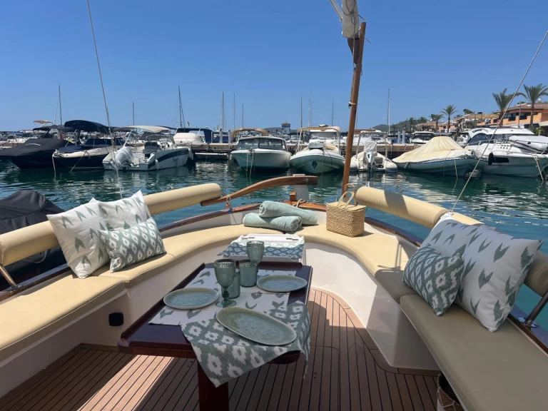 Motorboat rental with or without captain Medvolt Marine Portals Nous