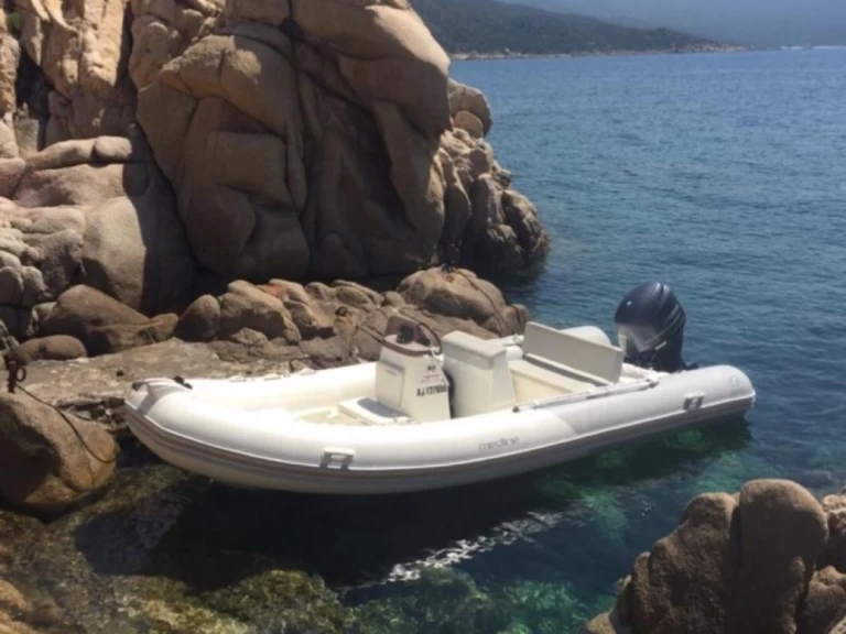 Rent a Zodiac Medline 580 Limited Edition Hyères