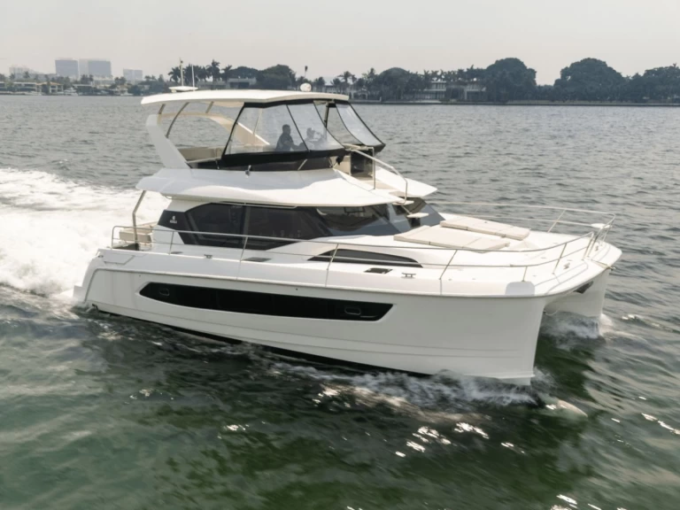 Yacht charter Nassau cheap Aquila 44