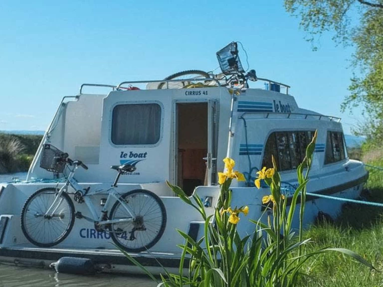 Boat rental  Cirrus B in Saint-Jean-de-Losne on Samboat