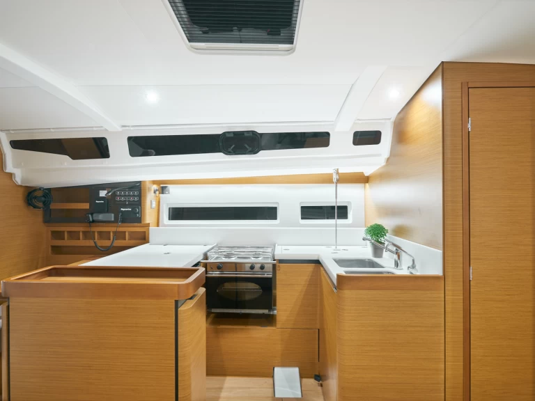 Boat rental Jeanneau Sun Odyssey 440 in Alimos on Samboat