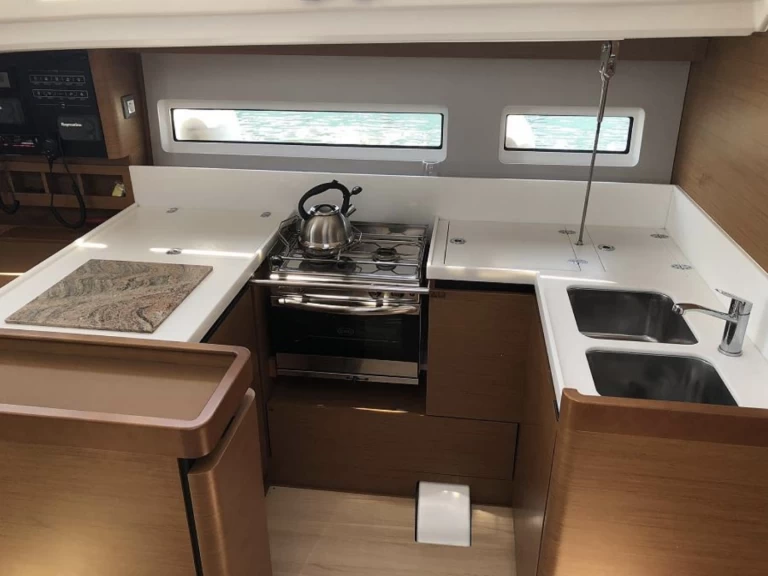 Jeanneau Sun Odyssey 440 in Lefkáda on SamBoat