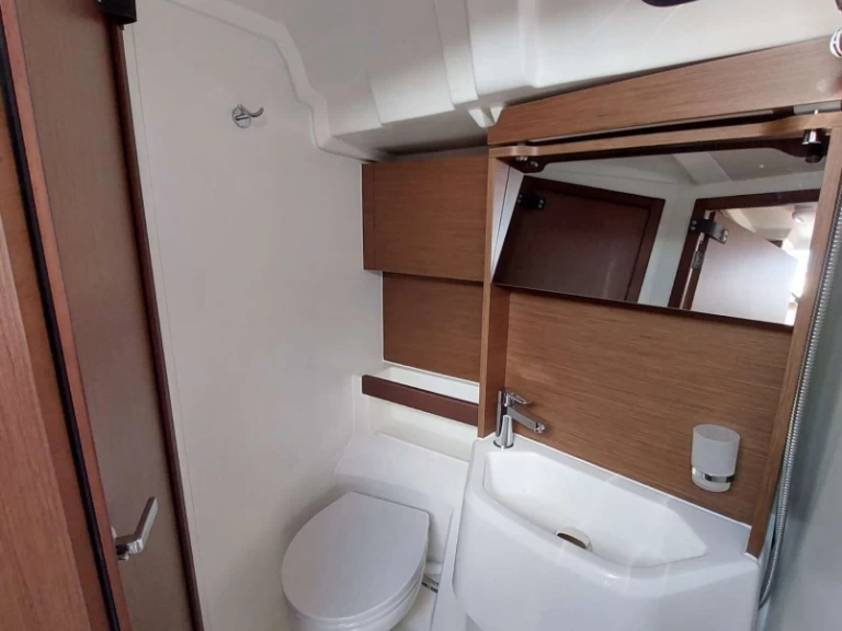 Sailboat for rent Préveza at the best price