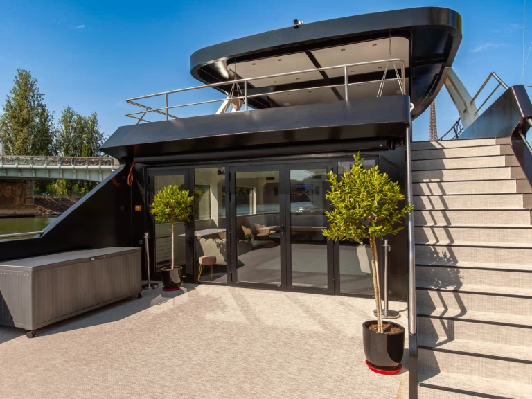 Luxury Yacht for rent Paris at the best price