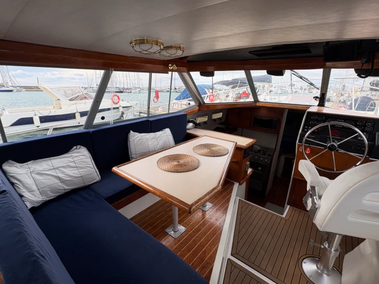 Bareboat Rental Motorboat Bayliner with a boat licence