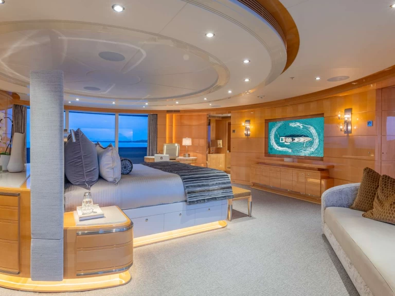 Rent a Heesen SOUTH Saint Martin