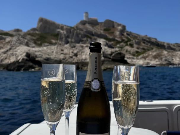 Bareboat Rental Motorboat Riviera with a boat licence