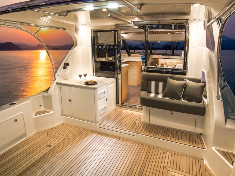 Motorboat for rent Cannes at the best price