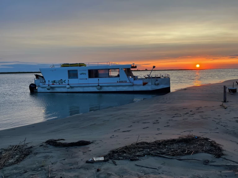 Yacht charter Cremona cheap HB 16:50