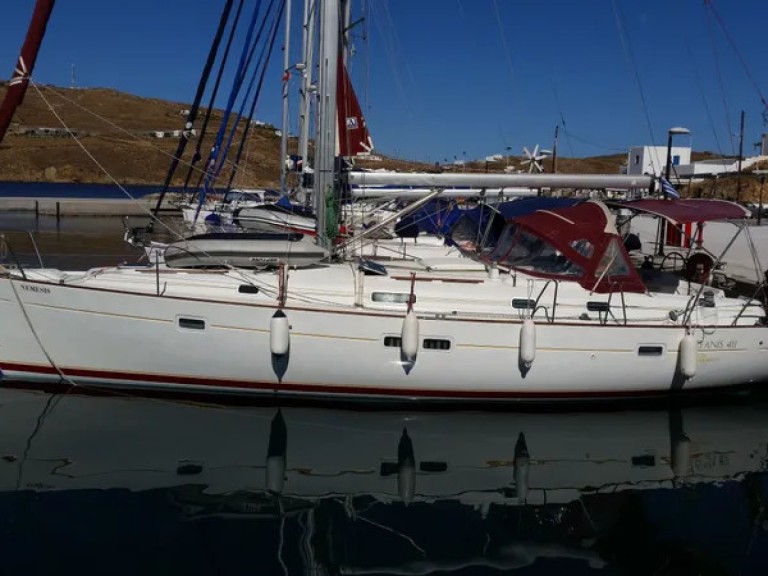Bénéteau Oceanis 411 in Alimos on SamBoat