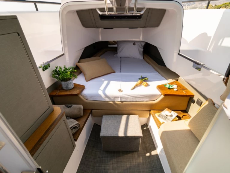 Motorboat for rent Lagonisí at the best price