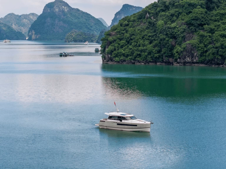 Motorboat rental with or without captain Jeanneau Hạ Long