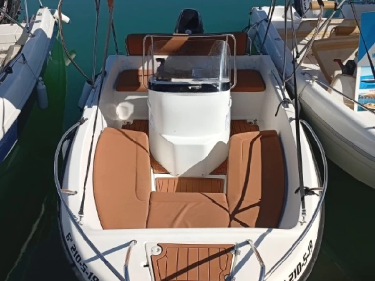 Bareboat Rental Motorboat Mareti with a boat licence