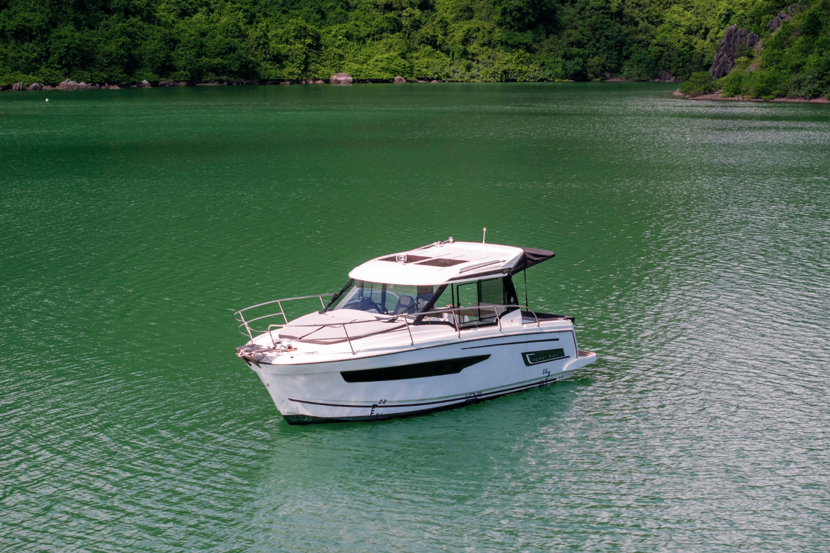 Rent a Jeanneau Merry Fisher 895 Hạ Long