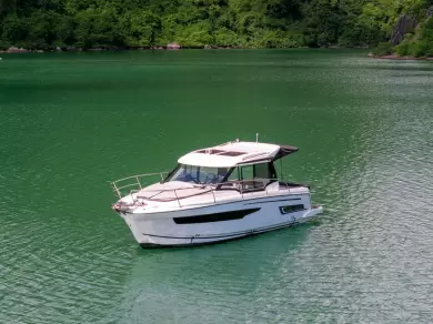 Rent a Jeanneau Merry Fisher 895 Hạ Long