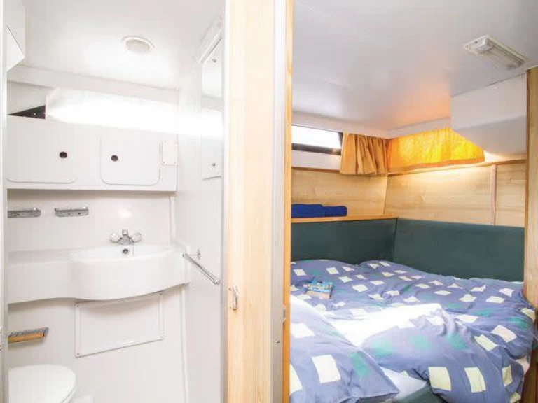 Bareboat Rental Motorboat Le Boat with a boat licence