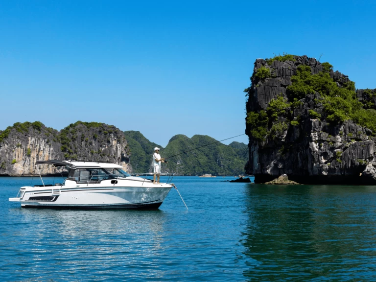 Rent a Jeanneau Merry Fisher 795 Hạ Long