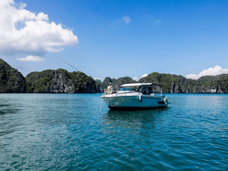 Motorboat rental in Hạ Long - Jeanneau Merry Fisher 795