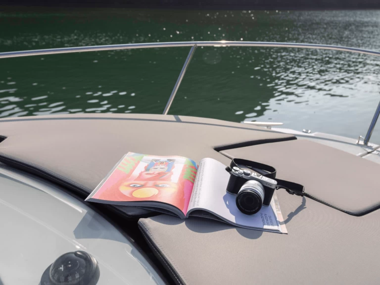 Motorboat rental with or without captain Jeanneau Hạ Long