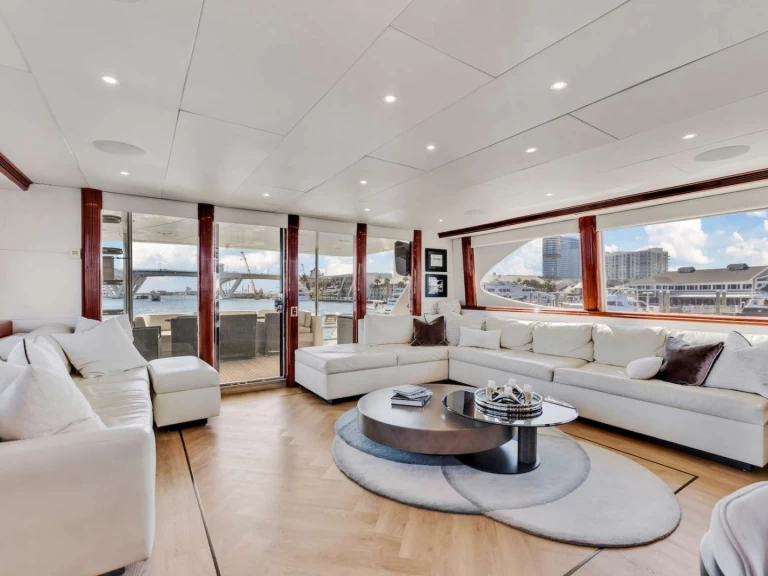 Bareboat Rental Luxury Yacht Lazzara with a boat licence