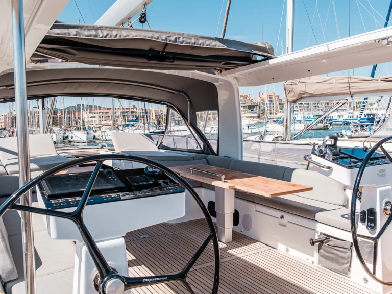 Sailboat for rent Hyères at the best price