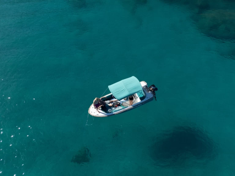 Bareboat Rental Motorboat Marion with a boat licence