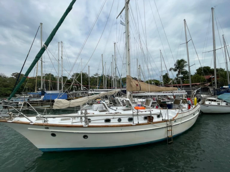 Sailboat for rent Lívingston at the best price