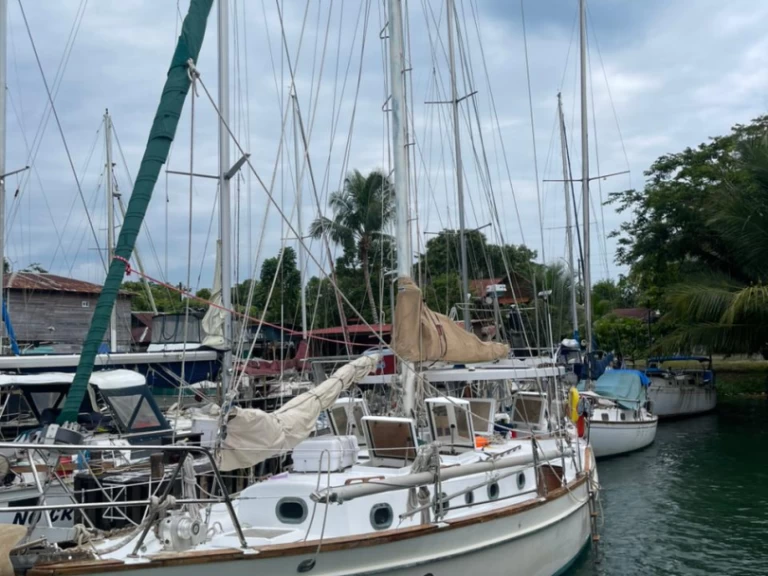 Yacht charter Lívingston cheap Walkover 44