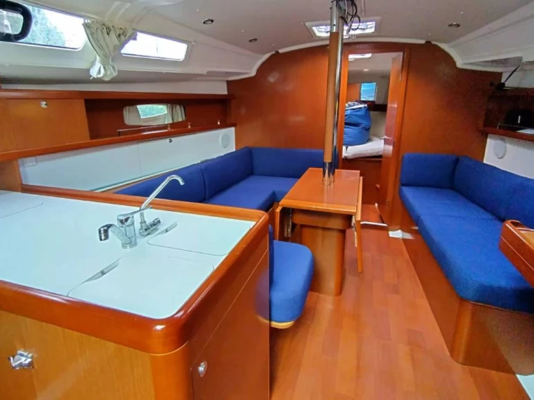 Yacht charter Saint-Quay-Portrieux cheap Oceanis 37