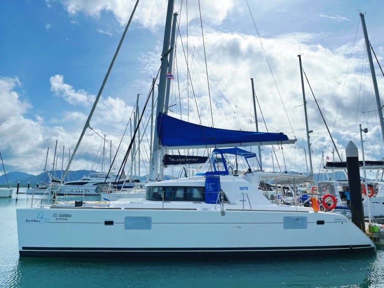 Bareboat Rental Catamaran Lagoon with a boat licence