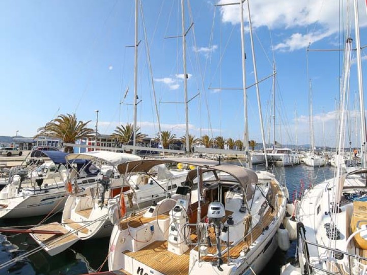 Sailboat rental in Murter-Kornati - Bavaria Cruiser 33