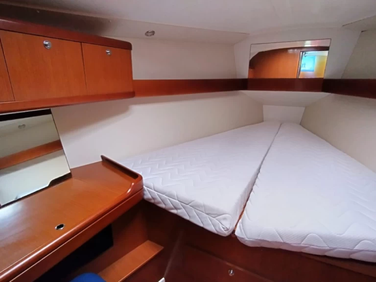 Yacht charter Saint-Quay-Portrieux cheap Oceanis 37