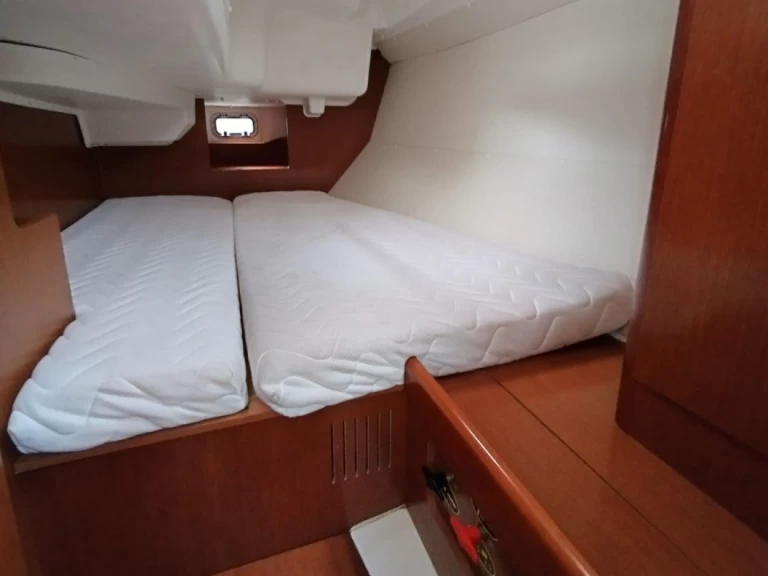 Sailboat rental in Saint-Quay-Portrieux - Bénéteau Oceanis 37