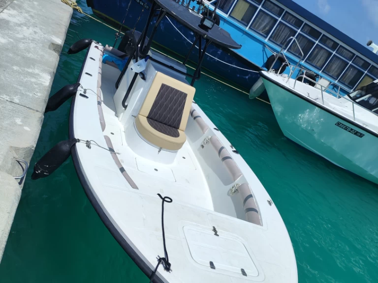 Motorboat rental in Kendhoo - Touring 24 24 center console 