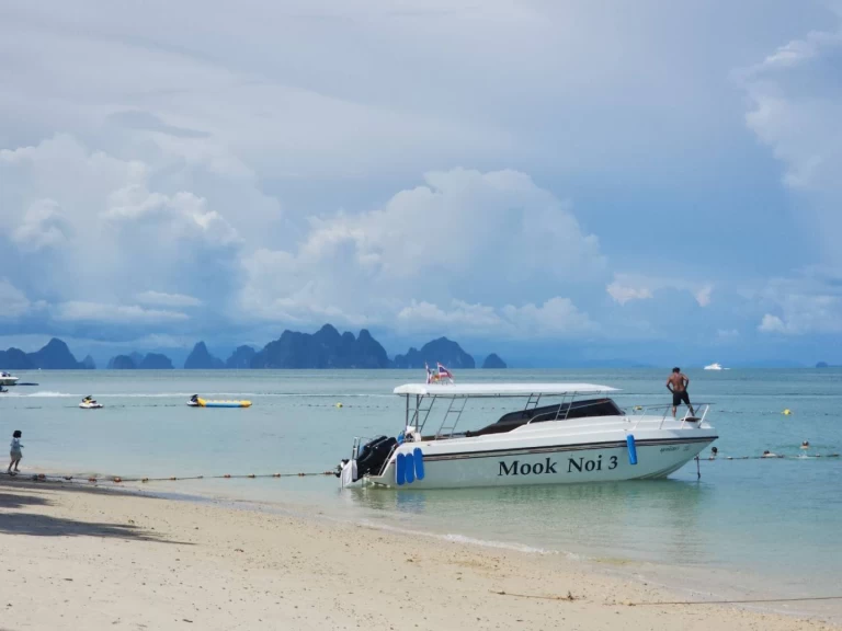 Bareboat Rental Motorboat Custom with a boat licence