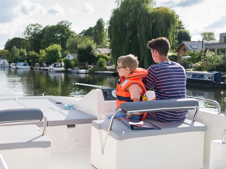 Motorboat rental with or without captain Le Boat Branges