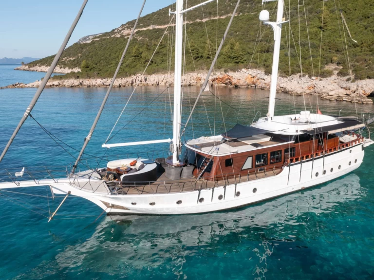 Bareboat Rental Luxury Yacht Custom with a boat licence