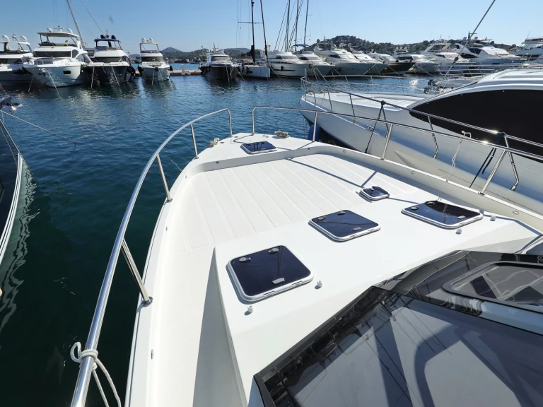 Boat rental Cobra Yachts Futura 40 Grand Horizon in Punat on Samboat