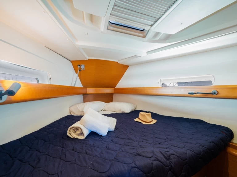 Yacht charter Lávrio cheap Sun Odyssey 409