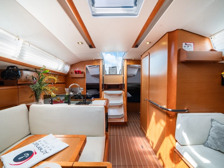 Sailboat rental with or without captain Jeanneau Lávrio