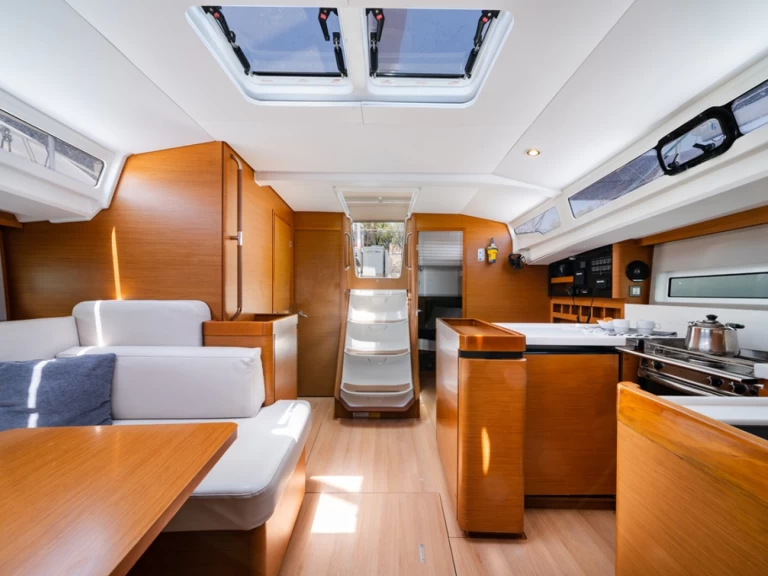 Sailboat for rent Lávrio at the best price