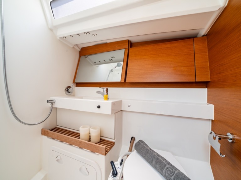 Jeanneau Sun Odyssey 440 in Lávrio on SamBoat